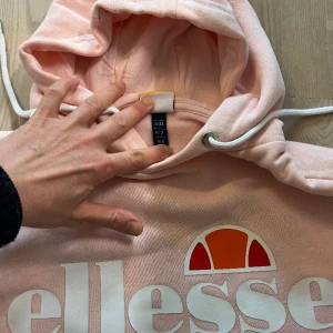 Huvtröja - Tröja Ellesse stl 34 200kr.  Tröjan är använd bara enstaka gånger och är nästan som ny. Ny tvättat från djur och rökfri hem.   