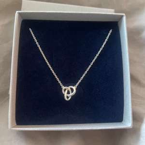 Silver halsband - Halsband från August i 925 sterling silver. Aldrig använt, helt nytt. Nypris 770 kr som syns på sista bilden. 