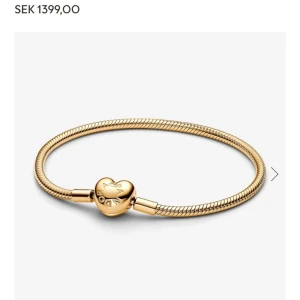Pandora bracelet gold - Säljer mitt pandora armband eftersom att jag är silver 🫶 Inga returer och köparen står för frakt💝 Skriv till mig om ni har frågor 🫶 Berlockerna medföljer inte 💕