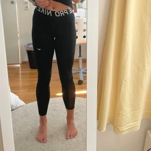 Nike PRO högmidajade tajts - Nike PRO taghits i använd skick men finns i inga håll eller slitna sömmar utöver att Nike räknestugan på en benet tappat lite av slutet