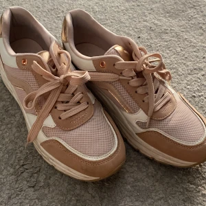 Skor - Väldigt bra skor fina till sommaren andvända typ 1-3 gånger 