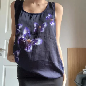 Blus topp - Jättefin blus topp med fjärilar och små pärlor. Perfekt till en utekväll💜  Nyttskick!