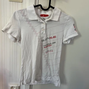 T-shirt - Den sitter SKIT SNYGGT på, den är figursydd på ett galet sätt. Skit snygg med jeans