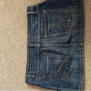 Lågmidjad jeans kjol  - Lågmidjad jeanskjol som är jättenajs nu till sommaren! Midjemått - 35/36 längd - 31❤️❤️ vet inte vad det är för storlek men skulle nog säga 32/34. Inga defekter