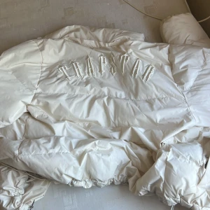 TRAPSTAR JACKA - Tjena!! Säljer min trapstar jacka nu eftersom jag ej behöver denna mer, Den här jackan är riktigt bra att ha under vintern därför säljer jag denna just idag för billigt pris, Hör av dig om du är intresserad 