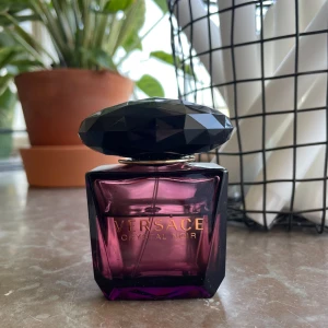 Versace Crystal Noir, edt - 🤍 Köpt för ca ett år sedan, har förvarats svalt och mörkt  🤍 Flaskan är på 30 ml men ca 20 ml är kvar (se bild) 