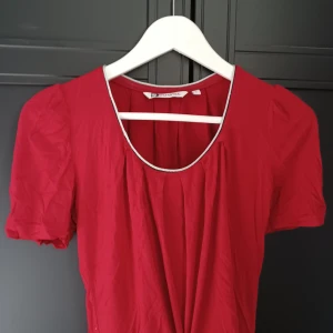 Tröja - Röd fin tröja med silver glitter urringning. 