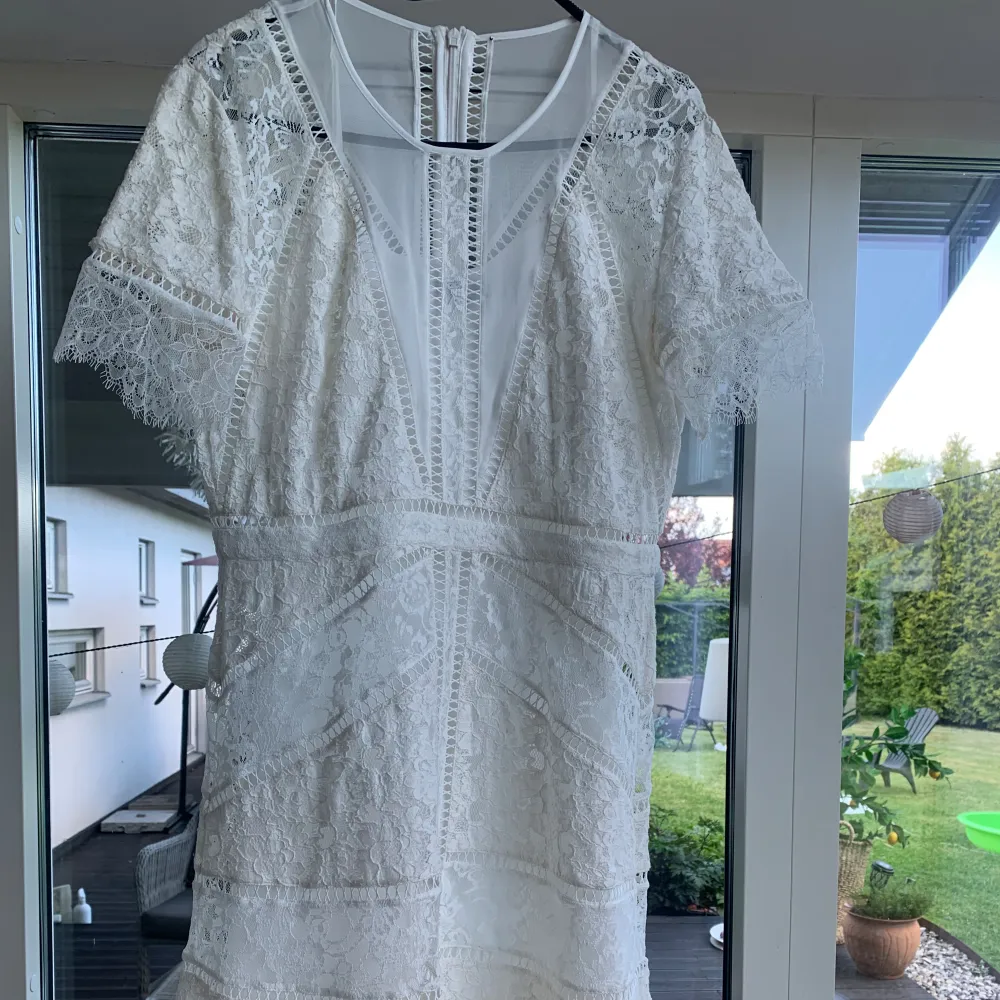 Vitspets klänning använd 1 gång  Originalpris 1800kr. Klänningar.