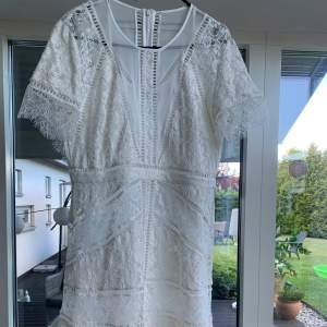 Vitspets klänning använd 1 gång  Originalpris 1800kr