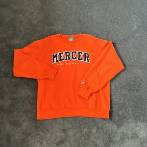 Vintage Sweatshirt - Säljer denna feta vintage champion mercer uni sweat som är k sjukt fint skick o sitter skit bra Cond : 8/10