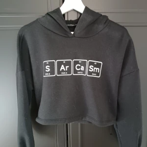 Hoodie - Cropped hoodie. Fint skick, inga märken. Skönt material. Knappt använd legat orörd en längre tid, därför dags att sälja