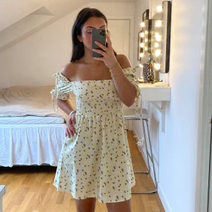 Gul klänning  - Sååå gullig gul klänning med små blommor på. Perfekt till midsommar eller likande tillfällen 💛.