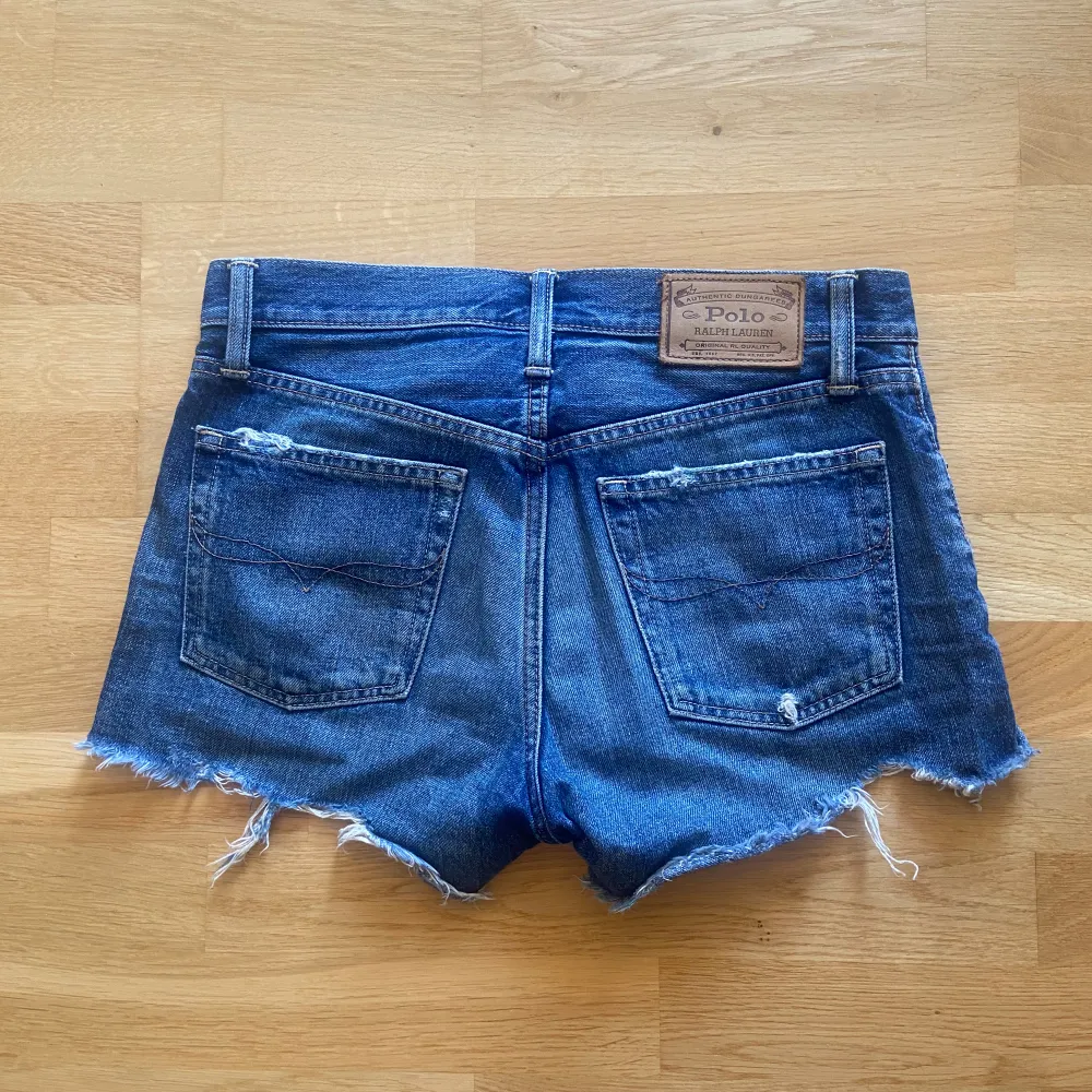 Assnygga Ralph Lauren jeansshorts med slitningar i jättebra skick. Strl 25 och passar ungefär S, skriv vid frågor💓. Shorts.