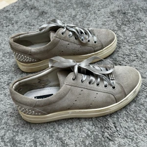 Gråa fin sneakers! - Ett par superfina sneakers från märket ELLA!❣️ Använda en del och har vissa ” fläckar” men fortfarande väldigt fina! 🤩