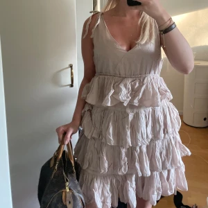 Volang klänning - Super söt volang klänning!!!💕💕