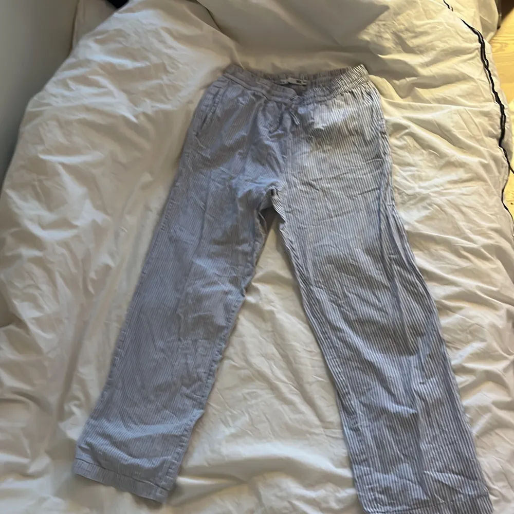 Super fina pyjamas byxor i storlek 160 men skulle rekommendera för dem som har 146-158! Super fint skick, lite skrynkliga men går att stryka! Kan bytas mot något, pris kan diskuteras!❤️❤️. Jeans & Byxor.