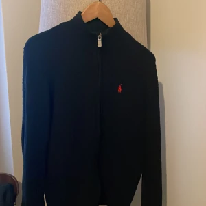 Ralph lauren zip  - Här säljer vi en skit det Ralph lauren zip, den är i ett väldigt fint skick den är använd ett fåtal ggr, det är inga defekter eller skador på den. Jag skulle säga att den är i 9/10 skick. Det är bara att höra av sig vid frågor. Mvh north-resell 