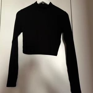 Svart topp - Säljer denna gulliga svarta topp som jag inte längre får användning av 