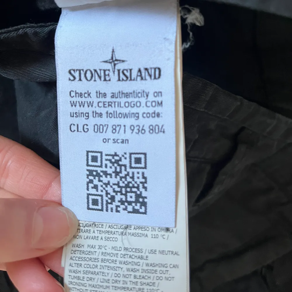 Stone island cargo byxor köpta second hand säljer då storleken inte passade. Väldigt fint skick inga hål eller fläckar. Storlek w33 tror det passar medium. . Jeans & Byxor.