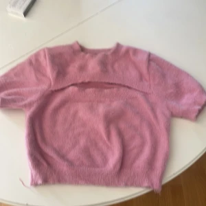 Rosa, fluffig t-shirt - Rosa, fluffig t-shirt med öppning i fram. 