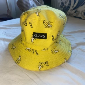 fiskehatt - ikoniskt fiskehatt med bananer på 