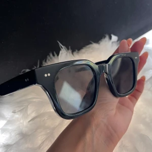 Chimi  - Chimi solglasögon 04 Black, knappt använda, säljer då de är förstora för mig