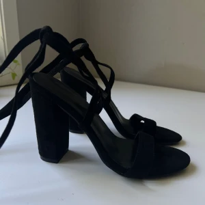 Svarta klackskor - Svarta klackskor med band. Storlek 38. Aldrig använda. 
