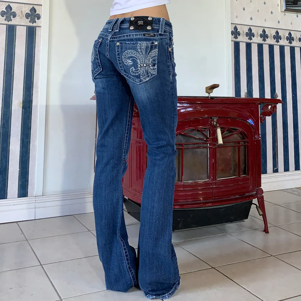 Miss Me i äldre modell- tillverkas ej längre. Lågmidjade & bootcut 💞 midja 82,5cm & Innerben 85💞 som nya! Jag är ca 165. Jeans & Byxor.