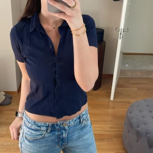 Marinblå topp med knappar - Sjukt söt topp från pieces😍