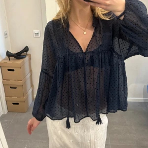 Mörkblå festtopp   - Mörkblå långarmad blus perfekt till fest eller sommarn. Storleken är 40 men sitter mer som en S eller M. Den har inga defekter och är knappt använd💕