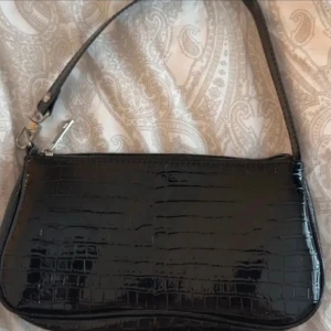Väska  - Rymlig väska då man får plats med mobil osv. Bra skick! 