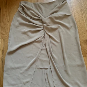Kjol - Omlott Kjol från nakd, använd 1 gång , slutar ca ovanför knäna , bra kvalite 