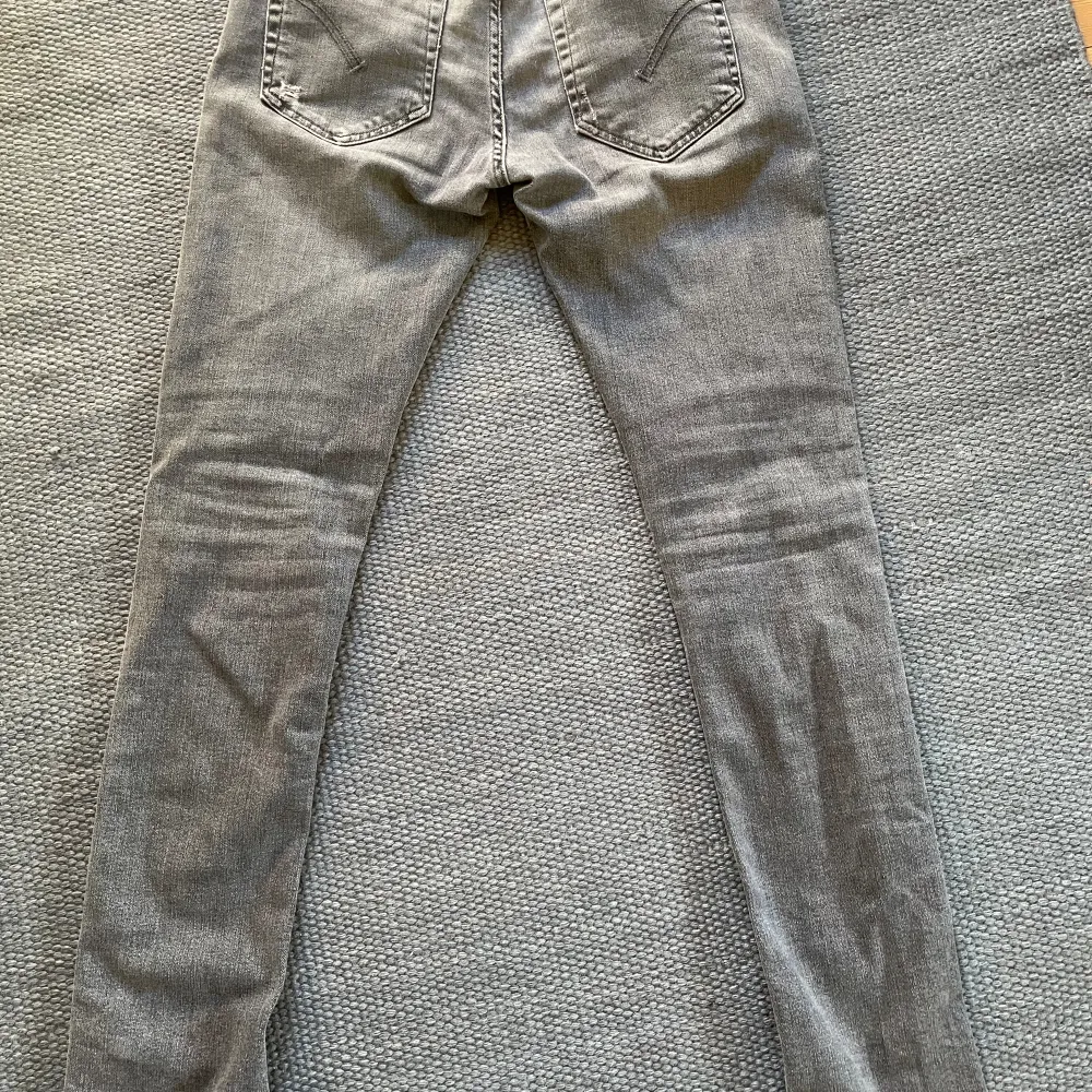 Tjena! Säljer nu mina grå Dondup George jeans i storlek 30 som är i nyskick. Hör jättegärna av dig ifall du har frågor eller är intresserad!💫✨. Jeans & Byxor.