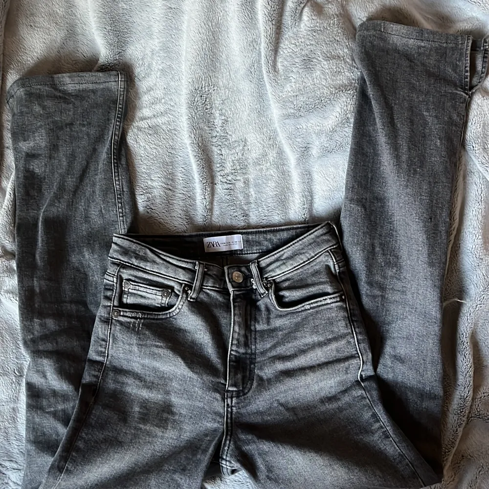 gråa zara bootcut jeans. Med slits och håll i knät 💕💕. Jeans & Byxor.