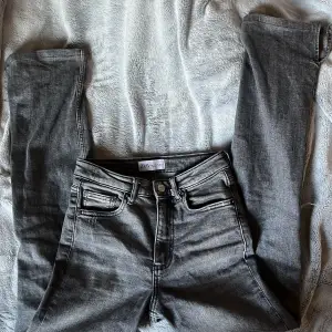gråa zara bootcut jeans. Med slits och håll i knät 💕💕