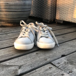 Grå/turkosa skor - Jättefina sommarskor från hm I storlek 36 köpte dem för några år sedan men har bara använt dem 3 gånger💞