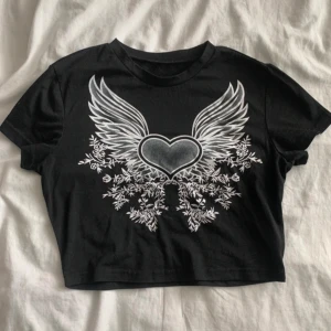 Croptop  - Svart croptop med tryck från shein