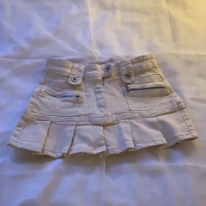 Beige mini jeans kjol - En beige mini kjol i storlek XS! Perfekt till sommaren. Kom privat för frakt, betalning sker via swish!!!💞