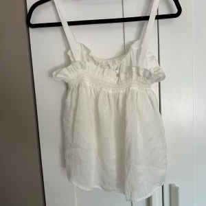 Linne - Säljer deta väldigt fina linne! Köpt på Plick men då var det helt nytt! Använt 3 gånger! Perfekt till sommaren! Går inte att köpa någon stans längre!💓 Skriv om fler bilder eller frågor!💕  Säljer på grund av att den inte används!