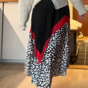 Långkjol - Långkjol, köpt för länge sen. Använd men i bra skick! Står ingen storlek men gissar på XS, jag har vanligtvis XS/S och denna sitter lite tight i midjan. Den har ingen stretch alls. Skön och fin! 🩷