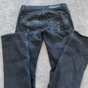 Svarta basic low waist bootcut jeans