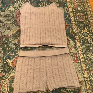 pyjamas sätt - super gulligt pyjamas sätt i nyskick, säljs då jag vuxit ur det 💗