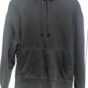 Svart Hoodie - Helt fin kondition, inga fläckar eller hål.