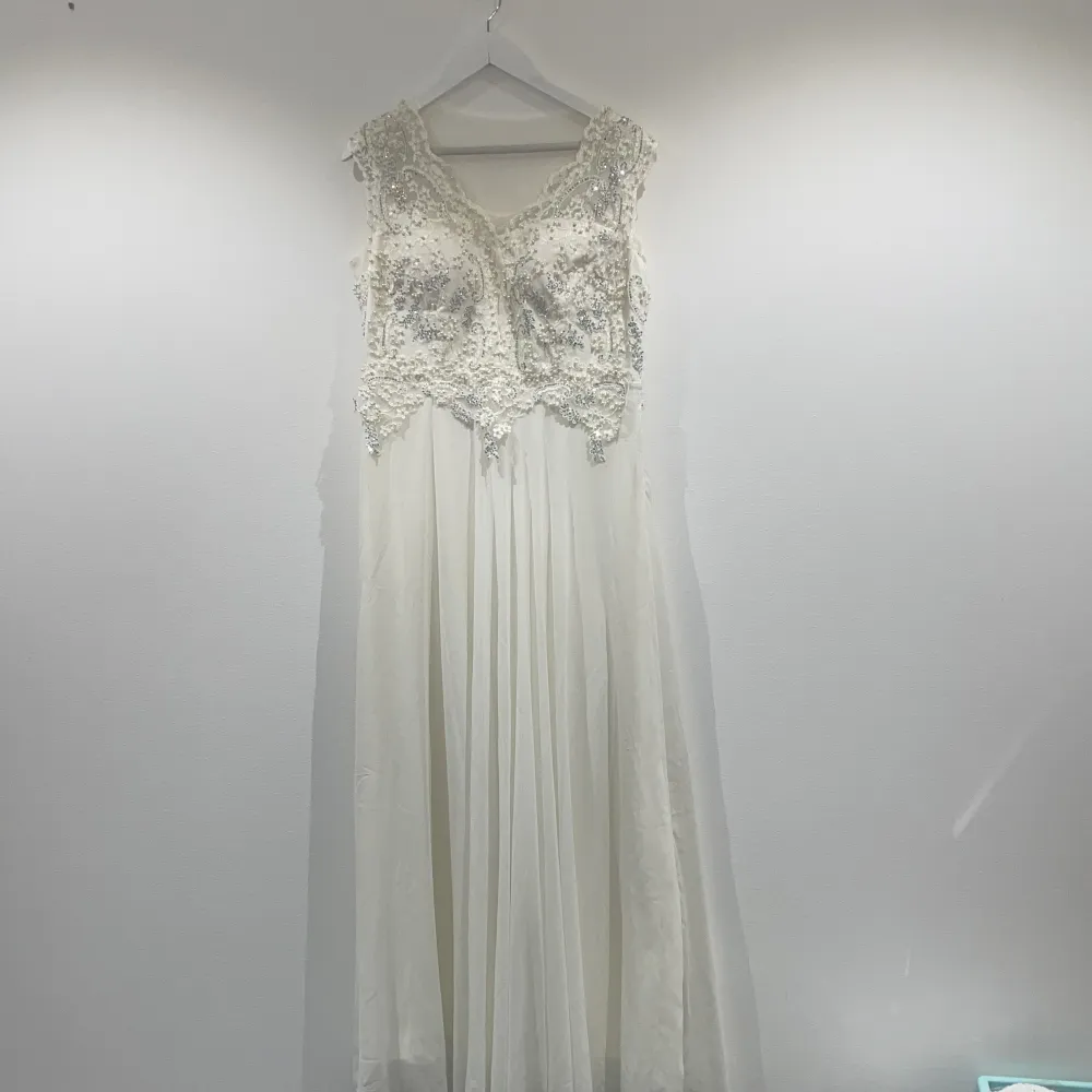 Jättevacker lång vit klänning! Köptes för 1700kr i en liten butik i Tyskland, är osäker om storlek men hon i bilderna brukar ha på sig storlek 40/42. Använts bara en dag. ❤️. Klänningar.