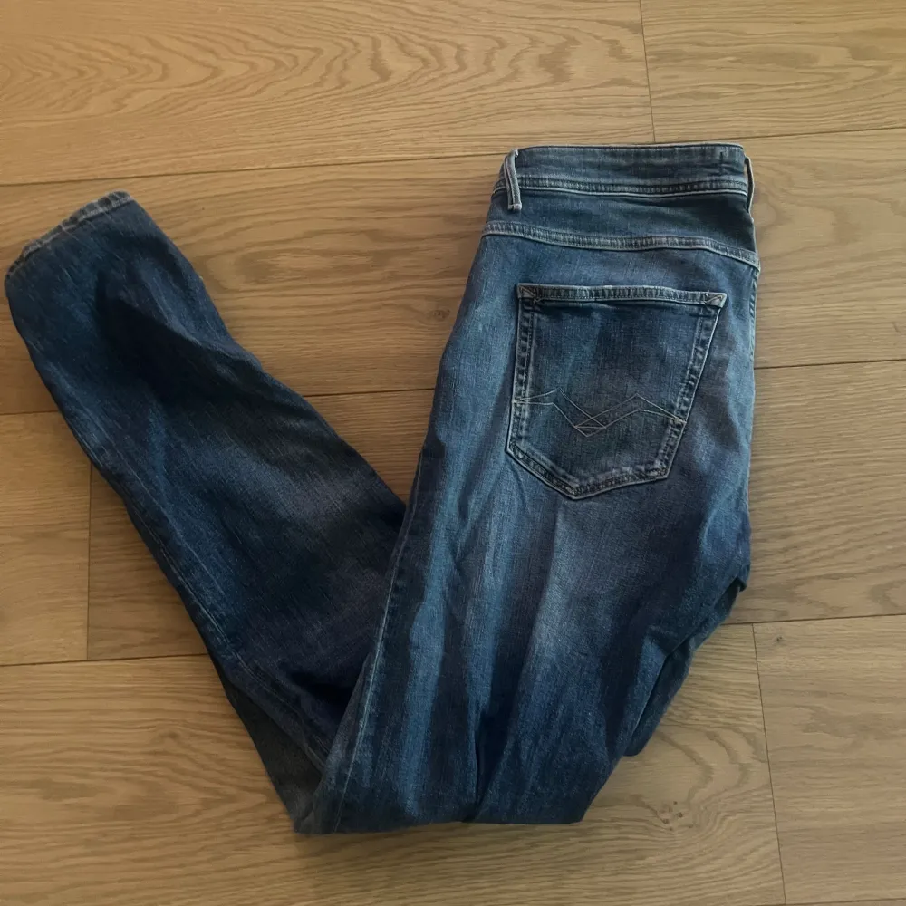Tja säljer nu ett par replay byxor i storleken w30 l32 inte andvända många gånger.. Jeans & Byxor.