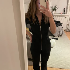 Jumpsuit jeans mango  - Säljer min jumpsuit från mango pga att den ej kommer till användning! I fint skick strl M! Skriv för mer bilder😊