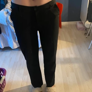 Kostymbyxor - Svarta kostymbyxor från lager. De va ett hål precis under dragkedjan som jag nu har sytt ihop (se bild 2)🖤