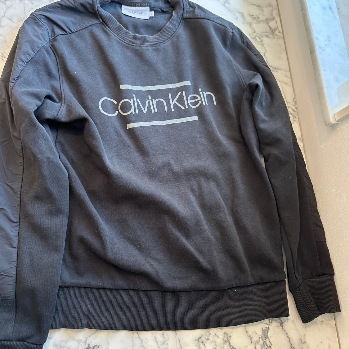 Ljussvart Calvin Klein tröja - 90