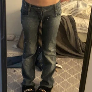 Lågmidjade byxor  - Lågmidjade byxor köpt på loppis, dom är sydda till lågmidjade inget som syns jätte mycket (man kan se lite på bild 2) storlek står inte skulle säga xs (beställ gärna med instabox)❤️❤️