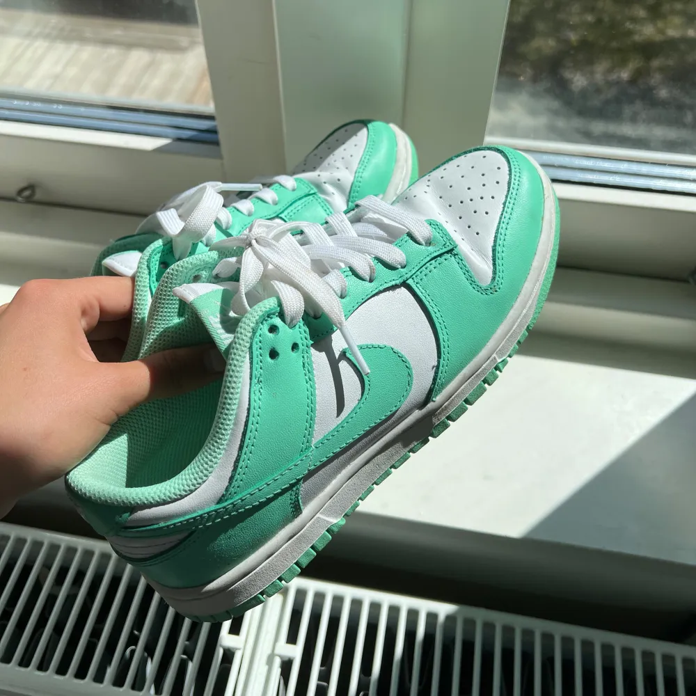 Så snygga Nike dunk low i turkos!! Använda typ 1 gång, så fint skick, storlek 37.5 Säljer då dem tyvärr inte kommer till användning. Kan mötas upp i Stockholm eller posta!. Kengät.
